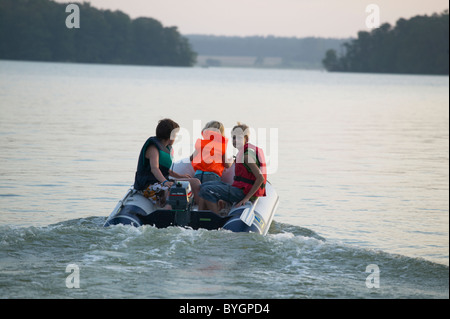 Vater mit Söhnen auf Boot Stockfoto