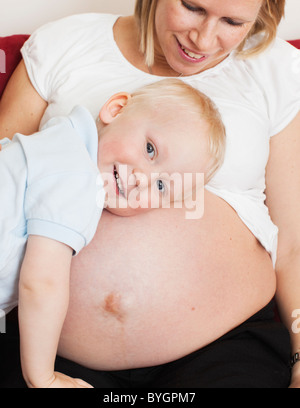 Junge schwangere Bauch hören Stockfoto