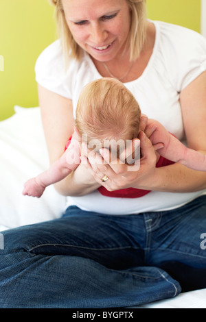 Mitte Erwachsene Frau Holding neugeborenes Kind Stockfoto