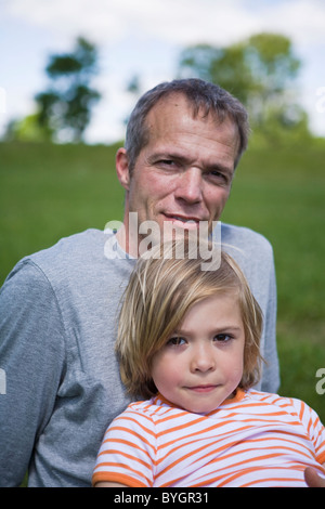 Porträt der Vater mit Sohn Blick in die Kamera Stockfoto