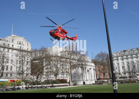 Ein natives Flugrettung hebt ab am Marble Arch nach einem Zwischenfall im zentralen London London, England - 16.03.07 Stockfoto