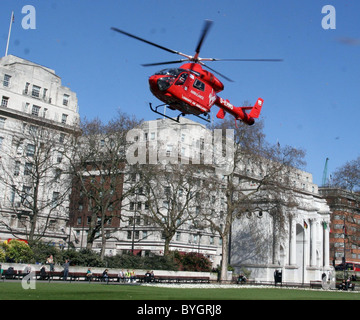 Ein natives Flugrettung hebt ab am Marble Arch nach einem Zwischenfall im zentralen London London, England - 16.03.07 Stockfoto