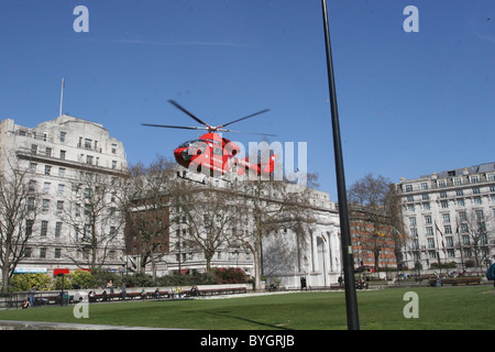 Ein natives Flugrettung hebt ab am Marble Arch nach einem Zwischenfall im zentralen London London, England - 16.03.07 Stockfoto