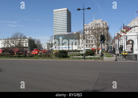 Ein natives Flugrettung hebt ab am Marble Arch nach einem Zwischenfall im zentralen London London, England - 16.03.07 Stockfoto