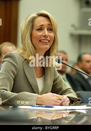 Valerie Plame Wilson die bekennenden CIA-Agenten vor der House Oversight and Government Reform Committee unter dem Vorsitz von Henry ausgesagt Stockfoto