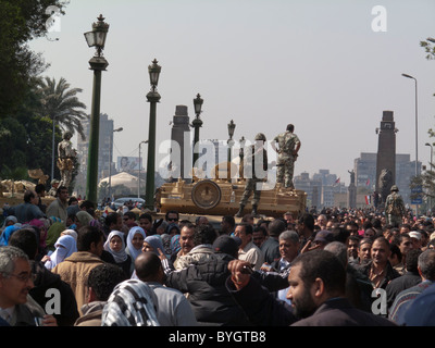 Anti-Mubarak-Demonstranten, die bewegte Vergangenheit Armee-Checkpoint in Richtung Form Tahrir-Brücke auf dem Tahrir Platz, Kairo, Ägypten Stockfoto