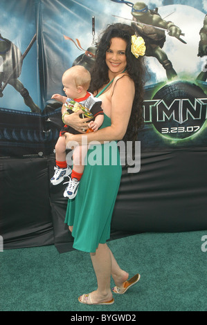 Julie Strain und ihr Sohn Premiere des TMNT - Teenage Mutant Ninja Turtles in der Graumans Chinese Theatre Stockfoto