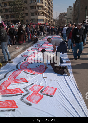 Demonstranten Malerei Arabisch anti-Regierung Zeichen in dem Tahrir Platz, Kairo, Ägypten Stockfoto