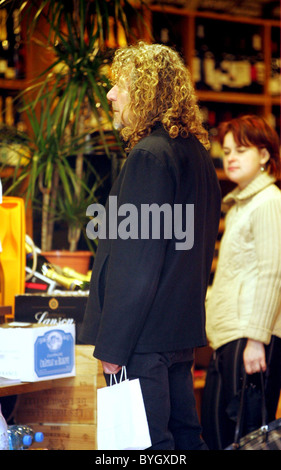 Robert Plant besucht seine lokale Schnaps London, England - 23.03.07 Stockfoto