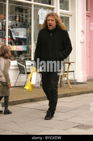 Robert Plant besucht seine lokale Schnaps London, England - 23.03.07 Stockfoto