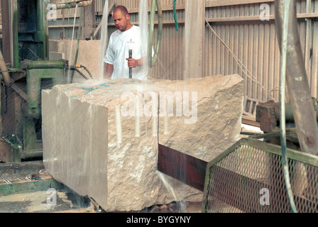 Stonemasonery. Private Banking arbeiten. Die Arbeit an einem Stück Stein auf einem Ständer. Stockfoto