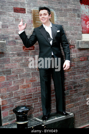 Ray Quinn außerhalb der Cavern Club, wo er mit seinem eigenen personalisierten Ziegelstein, die er in der Wall vorgestellt wurde Of Fame platziert Stockfoto