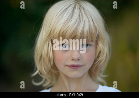 Porträt von blonden Mädchen im freien Stockfoto