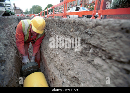 Stadtwerke. Operative Sperrung vom Ende einer Polyethylen-Gasleitung in einem Graben. Stockfoto