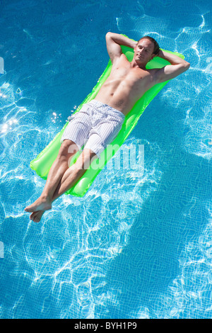 Mann auf Schlauchboot im pool Stockfoto