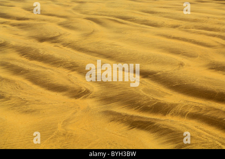 Muster in den Sand von der zurückweichenden Flut am Strand links. Stockfoto