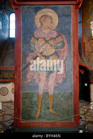 Innere Smolensky Kathedrale im Nowodewitschi-Kloster in Moskau. Fresken aus dem 16. Jahrhundert mit St. Georg. Stockfoto