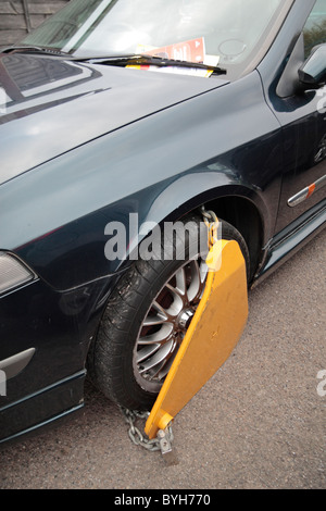 Ein Rad-Klemme an einem Auto auf einem Privatparkplatz in Hounslow, Großbritannien. Stockfoto