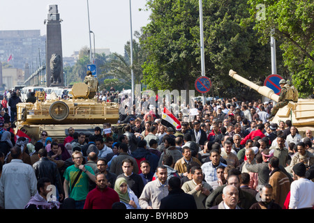 Anti-Mubarak-Demonstranten, die bewegte Vergangenheit Armee-Checkpoint in Richtung Form Tahrir-Brücke auf dem Tahrir Platz, Kairo, Ägypten Stockfoto