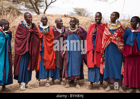 Masai Frauen in einem Massai-Dorf in der Nähe von Ngorongoro Nature Reserve, Tansania, Afrika Stockfoto