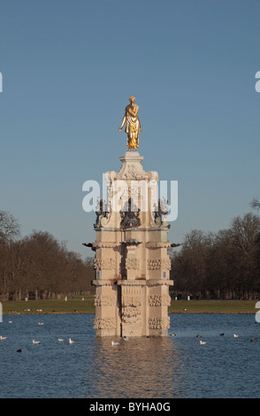 Die neu restaurierte "Diana Fountain' in Bushy Park (Royal Parks), West-London, UK. Stockfoto