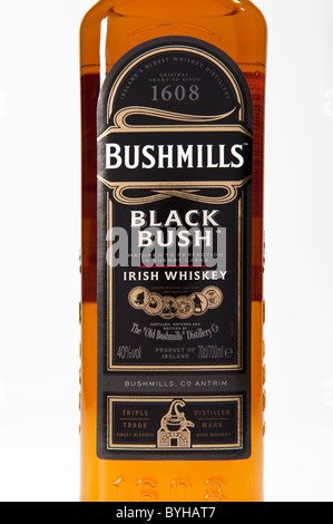 Das Etikett einer Weinflasche von Bushmills Black Bush Irish Whiskey gemacht in County Antrim-Nordirland Stockfoto