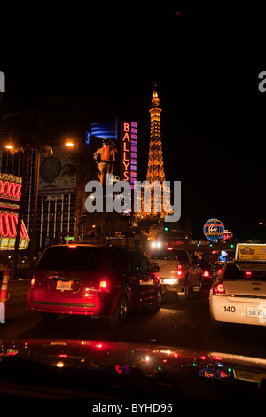 Las Vegas in der Nacht mit einer Replik der "Eiffelturm" im Hintergrund Stockfoto