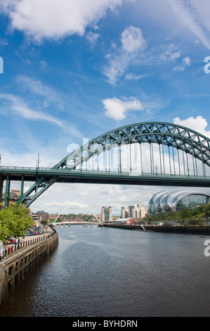 Newcastles historischen Tyne Bridge mit dem modernen Sage Gebäude. England. Stockfoto