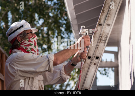 Hausbesitzer, die Malerei des Äußeres einer einzigen Familie, Rancharthaus in San Jose, Kalifornien bevor man das Haus zum Verkauf. Stockfoto