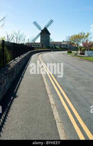 Eine Straße und einen Weg zu einem der restaurierten Windmühlen in Skerries Mills Schären North County Dublin Irland Stockfoto