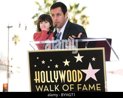 SONNIGEN SANDLER ADAM SANDLER ADAM SANDLER GEEHRT MIT EINEM STERN AUF DEM HOLLYWOOD WALK OF FAME HOLLYWOOD LOS ANGELES CALIFORNIA U Stockfoto