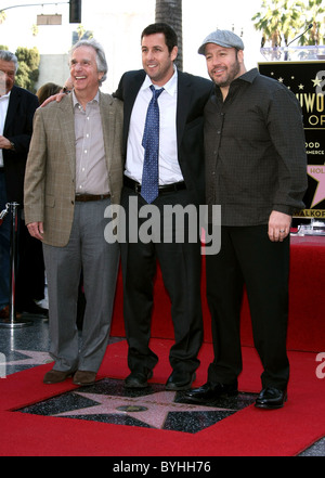 HENRY WINKLER ADAM SANDLER KEVIN JAMES ADAM SANDLER MIT EINEM STERN AUF DEM HOLLYWOOD WALK OF FAME HOLLYWOOD LOS ANGELES GEEHRT Stockfoto