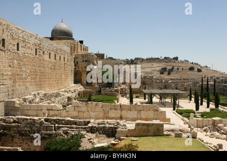 Umgebaut, Ruinen außerhalb der alten Stadtmauer von Jerusalem, Israel mit dem Ölberg im Hintergrund. Stockfoto