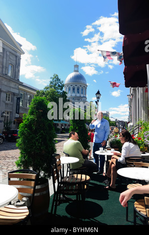 Rue St-Paul-Old Montreal mit dem Bonsecours Markt im Hintergrund Stockfoto