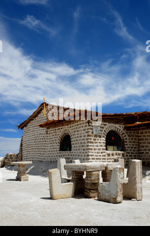 Tische und Stühle aus Salz Salz Hotel auf dem Salar de Uyuni in Bolivien gemacht Stockfoto