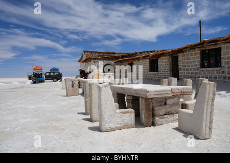 Tische und Stühle aus Salz Salz Hotel auf dem Salar de Uyuni in Bolivien gemacht Stockfoto