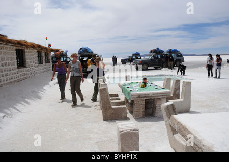 Tische und Stühle aus Salz Salz Hotel auf dem Salar de Uyuni in Bolivien gemacht Stockfoto