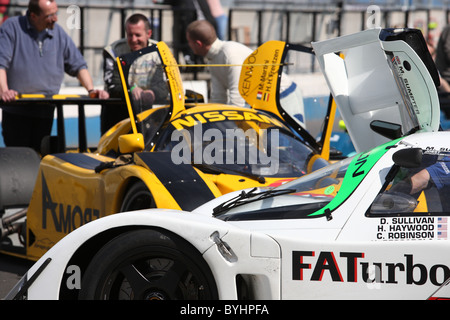 Klassische Rennwagen in der Boxengasse auf Castle Donnington Race circuit Stockfoto