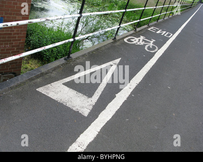 Radweg mit Schildern auf den Asphalt gemalt Stockfoto