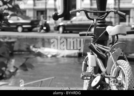 Kleine Fahrrad auf schwarz und weiß Stockfoto