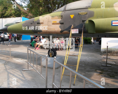 VIETNAM. BESUCHER, DIE INSPEKTION ERFASST UNS FLUGZEUGE UND HUBSCHRAUBER IM MUSEUM DES AMERIKANISCHEN KRIEGES IN HO-CHI-MING-STADT Stockfoto