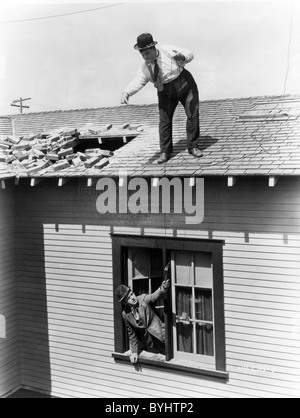 DER letzte Schliff 1928 Hal Roach/MGM-Film mit Stan Laurel und Oliver Hardy auf dem Dach Stockfoto