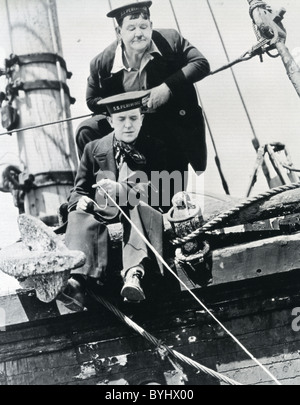 UNSERE Beziehungen 1936 Hal Roach/MGM-Film mit Stan Laurel und Oliver Hardy (oben) Stockfoto