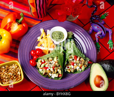 Essen - Chicken Wraps Romaine mit Koriander-Pesto beschichtet Huhn Würfel, Avocado, Tomaten, Feta-Käse und geschnittenen grünen Zwiebeln. Stockfoto