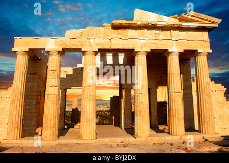 Die Propyläen, die monumentalen Tor zur Akropolis, Athen, Griechenland Stockfoto