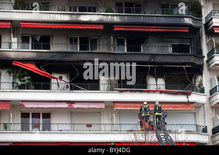 Ein Brand in einem Wohngebäude aus den 60er Jahren befindet sich in Vichy (Frankreich).  Incendie Dans un Immeuble des Années 60, À Vichy (Frankreich). Stockfoto