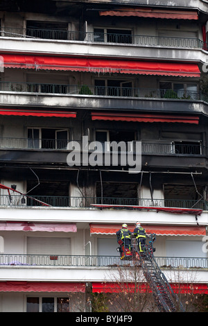 Ein Brand in einem Wohngebäude aus den 60er Jahren befindet sich in Vichy (Frankreich).  Incendie Dans un Immeuble des Années 60, À Vichy (Frankreich). Stockfoto