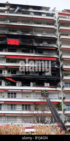 Ein Brand in einem Wohngebäude aus den 60er Jahren befindet sich in Vichy (Frankreich).  Incendie Dans un Immeuble des Années 60, À Vichy (Frankreich). Stockfoto