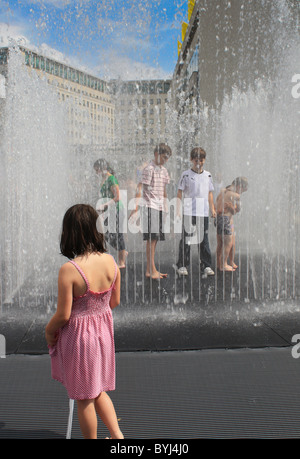 Kinder spielen auf dem Brunnen am Londoner Southbank Stockfoto