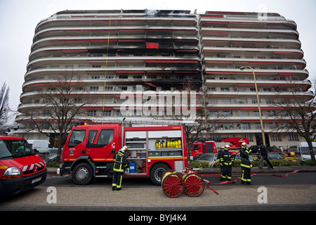 Ein Brand in einem Wohngebäude aus den 60er Jahren befindet sich in Vichy (Frankreich).  Incendie Dans un Immeuble des Années 60, À Vichy (Frankreich). Stockfoto